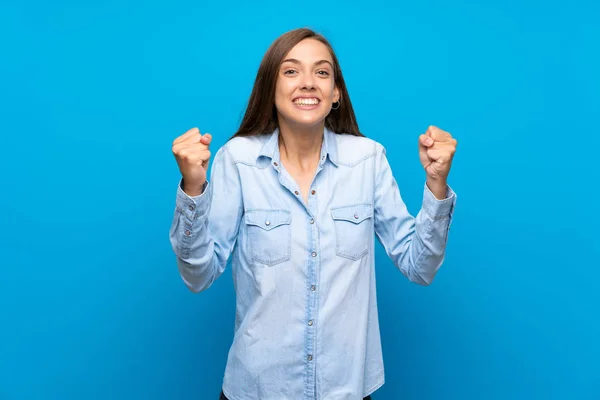 Mujer Joven Sobre Fondo Azul Aislado Celebrando Una Victoria Posición — Foto de Stock