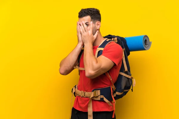 Young Hiker Man Covering Eyes Looking Fingers — Stock Photo, Image