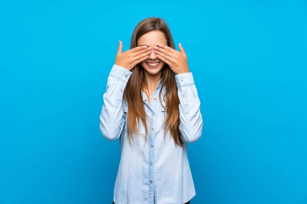 Mujer Joven Sobre Fondo Azul Aislado Cubriendo Los Ojos Con —  Fotos de Stock