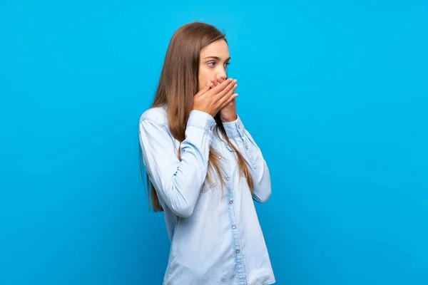 Jovem Mulher Sobre Fundo Azul Isolado Cobrindo Boca Olhando Para — Fotografia de Stock