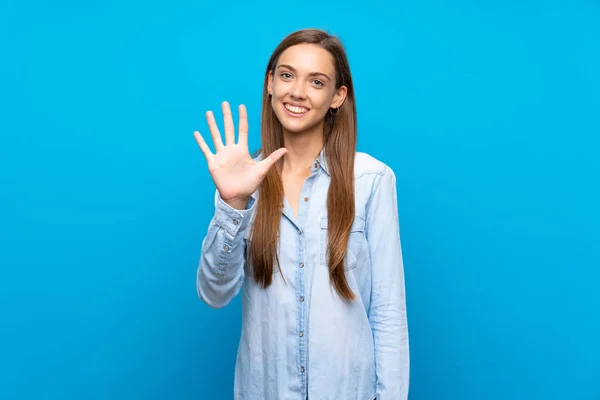 Jonge Vrouw Geïsoleerde Blauwe Achtergrond Tellen Vijf Met Vingers — Stockfoto