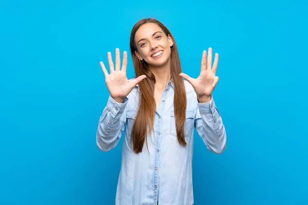 Jonge Vrouw Geïsoleerde Blauwe Achtergrond Tellen Negen Met Vingers — Stockfoto