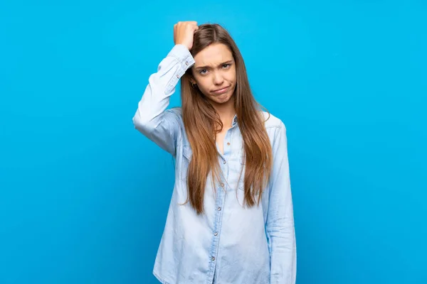 Mujer Joven Sobre Fondo Azul Aislado Con Una Expresión Frustración — Foto de Stock