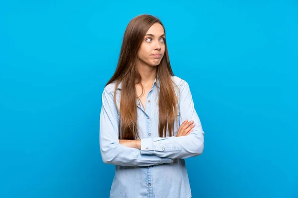 Jovem Mulher Sobre Isolado Fundo Azul Retrato — Fotografia de Stock