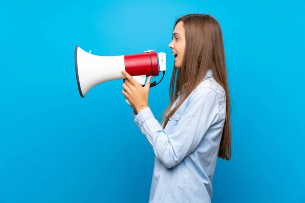 Jonge Vrouw Geïsoleerde Blauwe Achtergrond Schreeuwen Door Een Megafone — Stockfoto