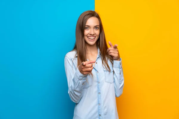 Mujer Joven Sobre Coloridos Puntos Fondo Dedo Usted — Foto de Stock