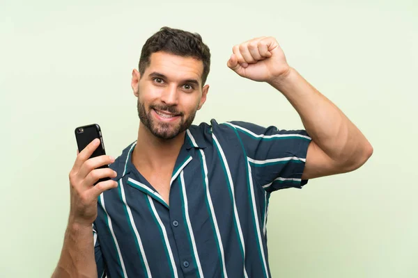 Junger Gutaussehender Mann Mit Handy Feiert Einen Sieg — Stockfoto