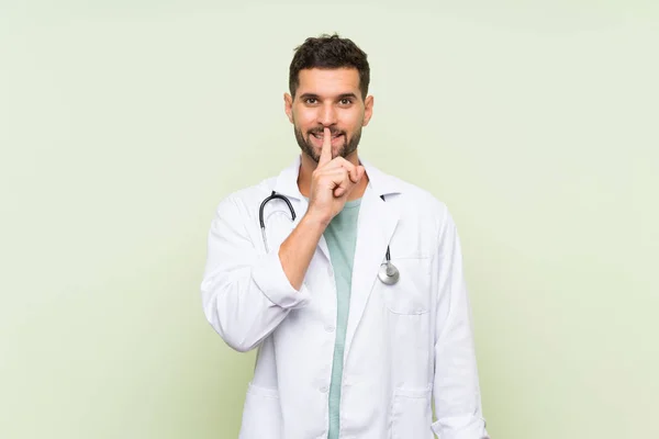 Jovem Médico Homem Sobre Isolado Parede Verde Fazendo Gesto Silêncio — Fotografia de Stock