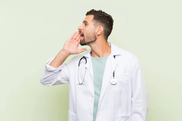 Jeune Médecin Homme Sur Mur Vert Isolé Criant Avec Bouche — Photo