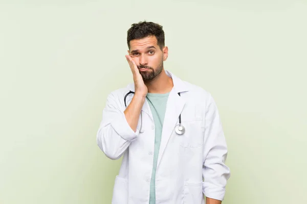 Giovane Medico Uomo Oltre Isolato Muro Verde Infelice Frustrato — Foto Stock