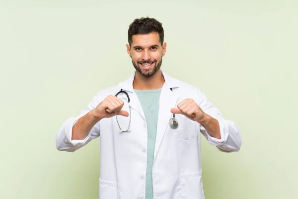 Joven Doctor Hombre Sobre Aislado Pared Verde Orgulloso Auto Satisfecho —  Fotos de Stock