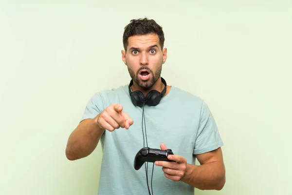 Joven Hombre Guapo Jugando Con Controlador Videojuegos Sobre Una Pared —  Fotos de Stock