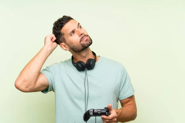 Joven Hombre Guapo Jugando Con Controlador Videojuegos Sobre Una Pared —  Fotos de Stock