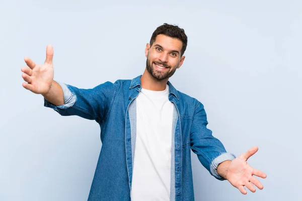 Bel Homme Sur Fond Bleu Isolé Présentant Invitant Venir Avec — Photo