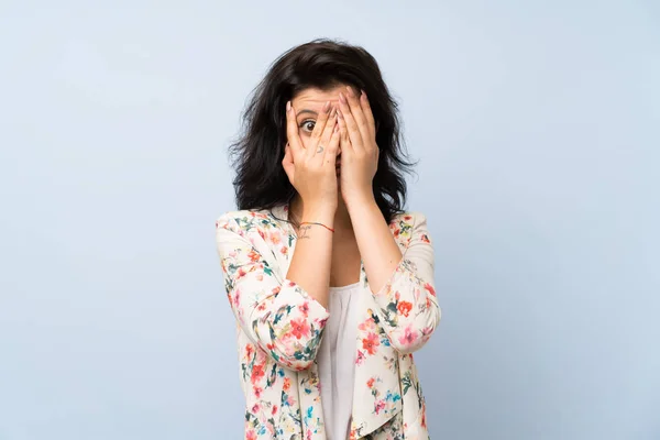 Giovane Donna Isolato Sfondo Blu Che Copre Gli Occhi Guardando — Foto Stock