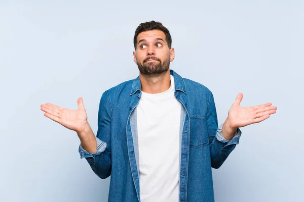 Hombre Guapo Sobre Fondo Azul Aislado Haciendo Gesto Dudas — Foto de Stock