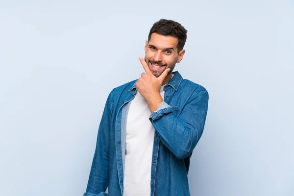 Bonito Homem Sobre Isolado Fundo Azul Sorrindo — Fotografia de Stock