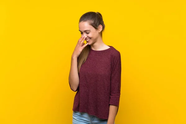 Mujer Joven Sobre Fondo Amarillo Aislado Sonriendo Mucho — Foto de Stock