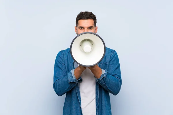 Knappe Man Geïsoleerde Blauwe Achtergrond Schreeuwen Door Een Megafone — Stockfoto