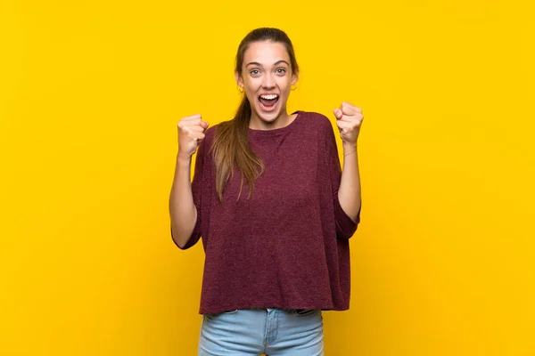 Giovane Donna Sfondo Giallo Isolato Che Celebra Una Vittoria Nella — Foto Stock