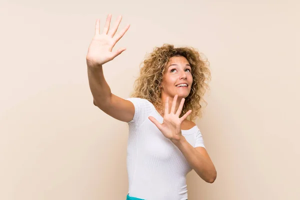 Giovane Donna Bionda Con Capelli Ricci Sfondo Isolato Nervoso Spaventato — Foto Stock