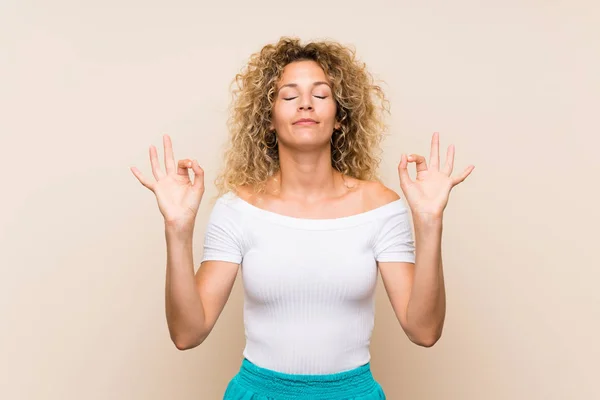 Young Blonde Woman Curly Hair Isolated Background Zen Pose — Stock Photo, Image