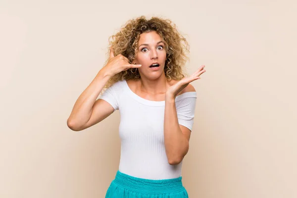 Giovane Donna Bionda Con Capelli Ricci Sfondo Isolato Fare Gesto — Foto Stock