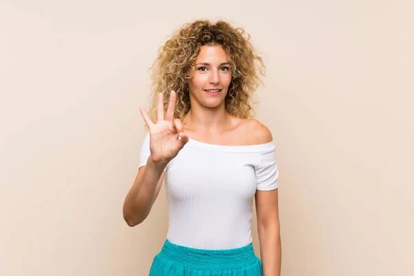 Jovem Loira Com Cabelo Encaracolado Sobre Fundo Isolado Feliz Contando — Fotografia de Stock