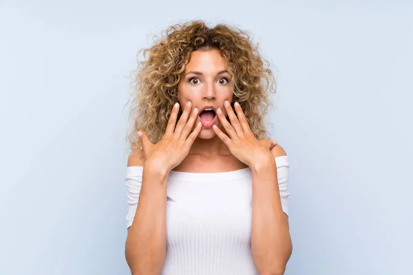 Giovane Donna Bionda Con Capelli Ricci Sfondo Blu Isolato Con — Foto Stock