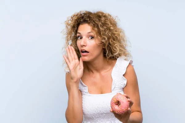 Giovane Donna Bionda Con Capelli Ricci Che Tiene Una Ciambella — Foto Stock