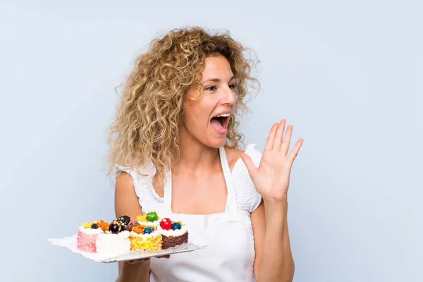 Junge Blonde Frau Mit Lockigem Haar Hält Viele Verschiedene Mini — Stockfoto