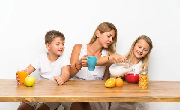 Mor Med Sina Två Barn Som Har Frukost — Stockfoto