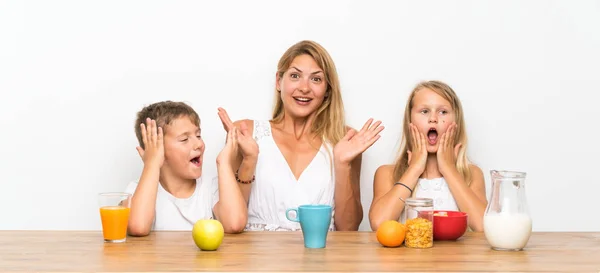 Mor Med Sina Två Barn Som Har Frukost — Stockfoto