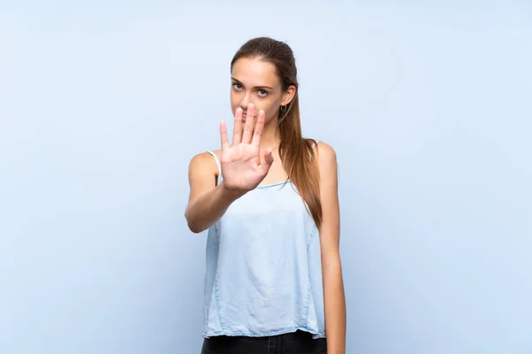 Jonge Vrouw Geïsoleerde Blauwe Achtergrond Maken Stop Gebaar — Stockfoto