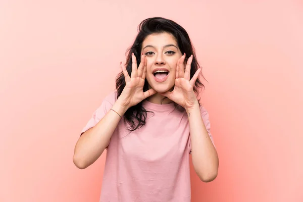 Jonge Vrouw Geïsoleerde Roze Achtergrond Schreeuwen Met Mond Wijd Open — Stockfoto