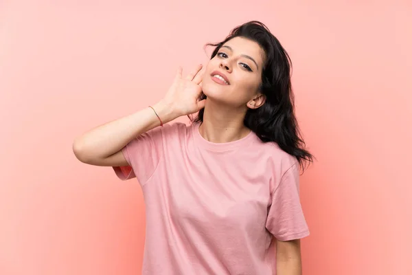 Jovem Mulher Sobre Isolado Fundo Rosa Ouvir Algo — Fotografia de Stock