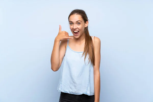 Mujer Joven Sobre Fondo Azul Aislado Haciendo Gesto Teléfono Llámame —  Fotos de Stock