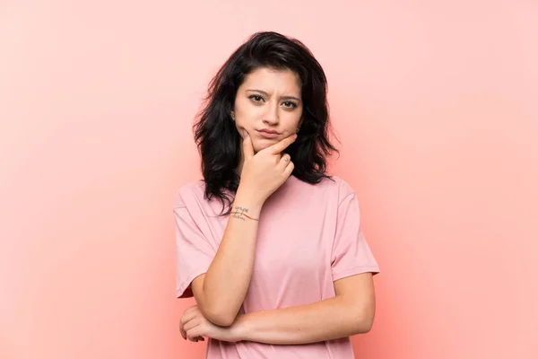 Mujer Joven Sobre Fondo Rosa Aislado Pensando Una Idea —  Fotos de Stock