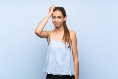 Hayal kırıklığı ve anlayış değil bir ifade ile izole mavi arka plan üzerinde genç kadın