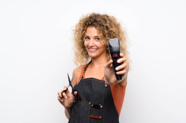 Izole arka plan üzerinde genç kuaför kadın