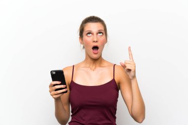 İşaret parmağı ile işaret cep telefonu kullanarak genç sarışın kadın harika bir fikir