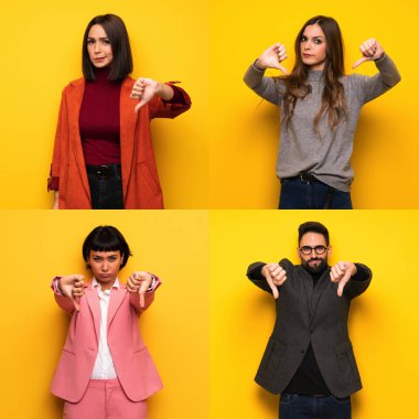 Bir grup insan baş parmağını aşağı gösteriyor.