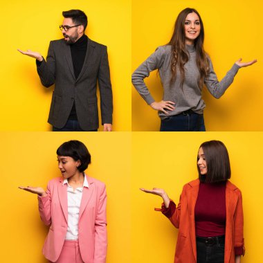 Bir reklam eklemek için avuç içine hayali bir metin koyan bir grup insan