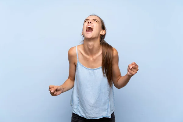 Jonge Vrouw Geïsoleerde Blauwe Achtergrond Schreeuwen Aan Voorkant Met Mond — Stockfoto