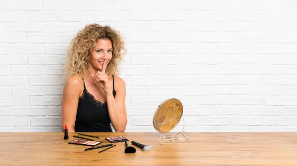 Mujer Joven Con Mucho Cepillo Maquillaje Una Mesa Haciendo Gesto — Foto de Stock