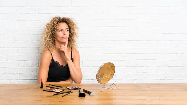 Jeune Femme Avec Beaucoup Brosse Maquillage Dans Une Table Pensant — Photo