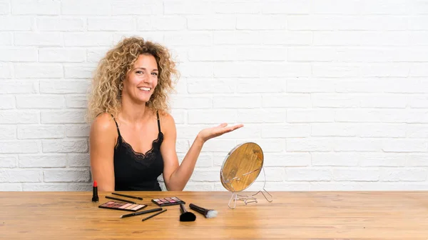 Jeune Femme Avec Beaucoup Brosse Maquillage Dans Une Table Étendant — Photo