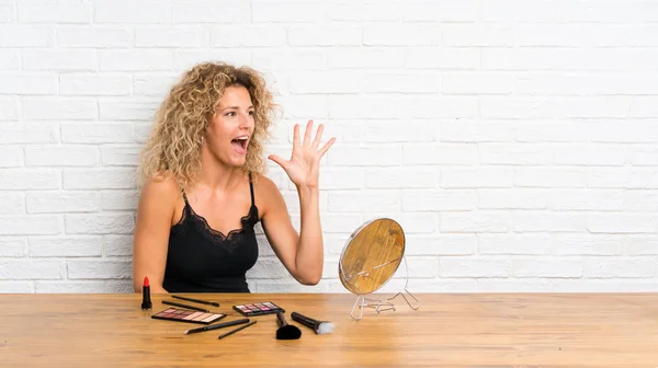 Mujer Joven Con Mucho Cepillo Maquillaje Una Mesa Gritando Con — Foto de Stock