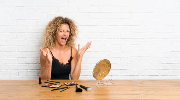 Jeune Femme Avec Beaucoup Brosse Maquillage Dans Une Table Malheureux — Photo