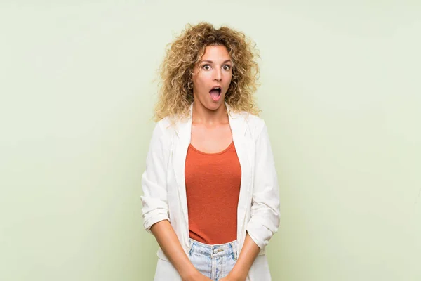 Giovane Donna Bionda Con Capelli Ricci Sfondo Verde Isolato Con — Foto Stock